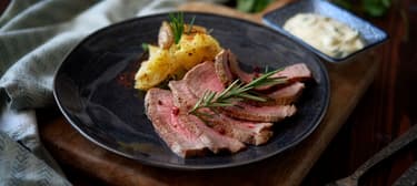 Eye round steak s pečenými bramborami a koriandrovou majonézou