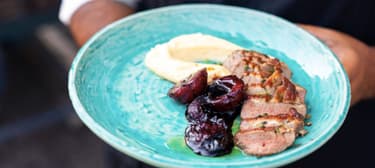 Kachní prso, flambované blumy, zauzená bramborová kaše