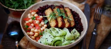 Karamelizovaný tempeh s černou rýží a cizrnou