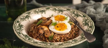 Pohanka se žampiony a vejcem