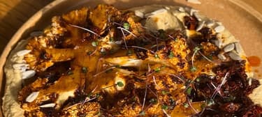 Květák alá steak s cizrnovým krémem ale Hummus