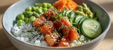 Veganský poke bowl s „lososem“