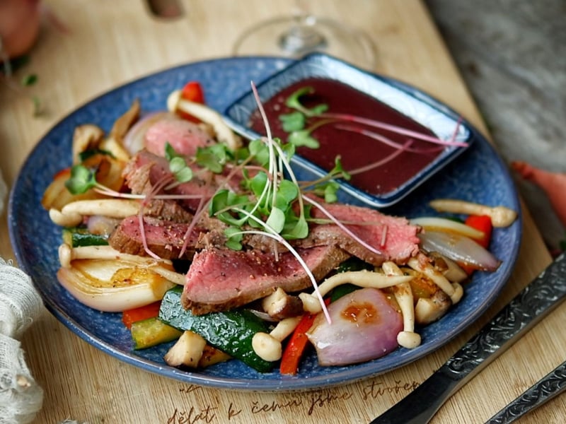 Pštrosí steak s houbami, zeleninou a karamelizovanou šalotkou
