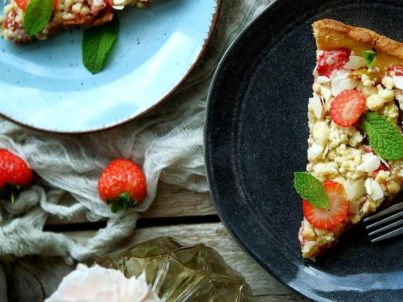 Rhubarb pie with strawberries and almond crumble