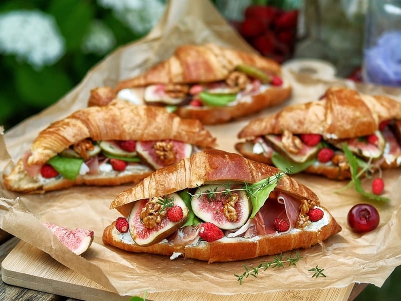 Croissant s pažitkovou pomazánkou, prosciutto a fíky