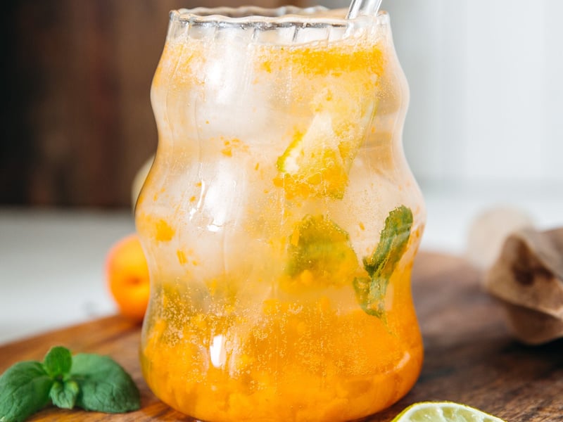 Apricot mojito