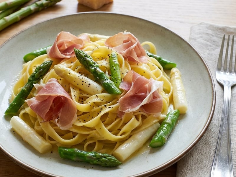 Tagliatelle s chřestem a parmskou šunkou