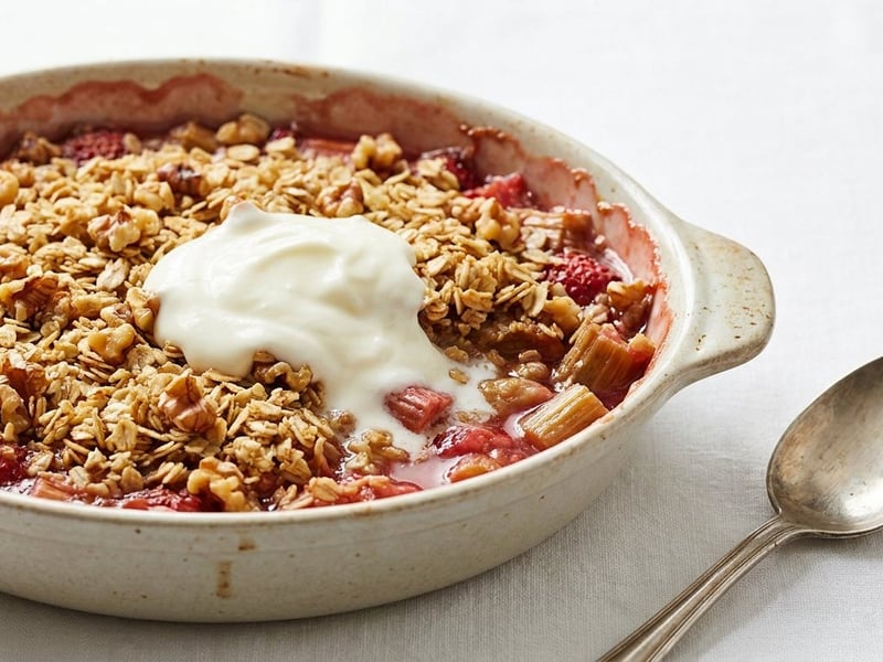 Crumble s rebarborou a jahodami