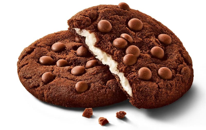 Milka sušenky kakaové Cookie Sensations s náplní s vanilkovou příchutí