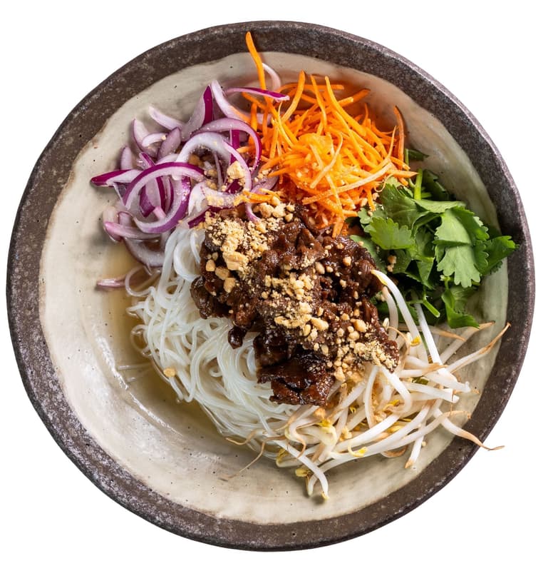 Bun Bo Nam Bo Vietnamský salát s hovězím a zeleninou z Café Buddha