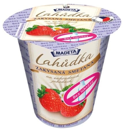 Madeta Delicacy sour cream on garden strawberries without lactose