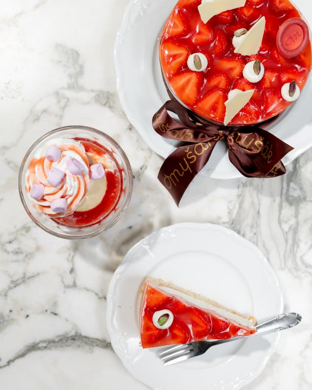 Cukrárna Myšák Strawberry cake (portion)