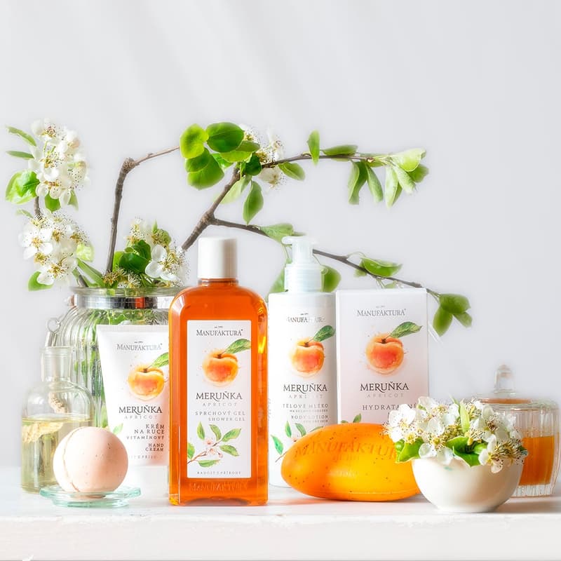 Manufaktura Moisturizing body lotion for dry skin Apricot