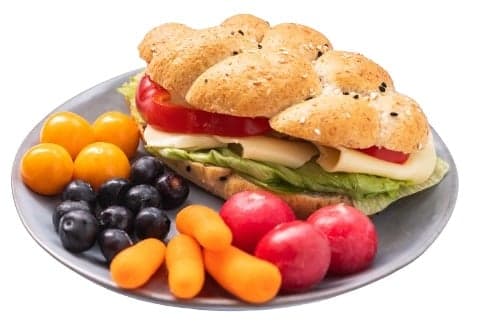 Svačinka se sýrem Eidam, zeleninou a ovocem