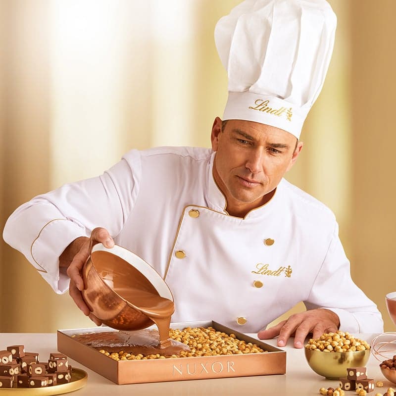 Lindt Bonboniéra Nuxor pralinky mléčná čokoláda s celými lískovými ořechy