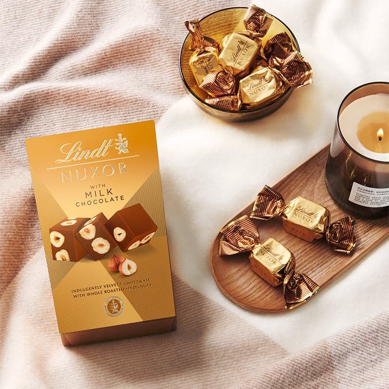 Lindt Bonboniéra Nuxor pralinky mléčná čokoláda s celými lískovými ořechy