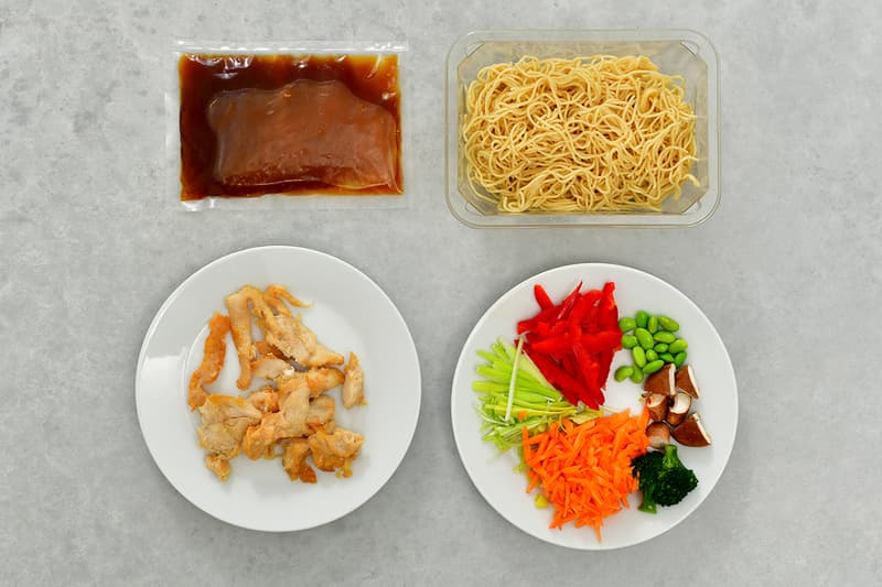 Teriyaki čínské nudle s kuřecím masem a čerstvou zeleninou (set k přípravě hotového jídla)