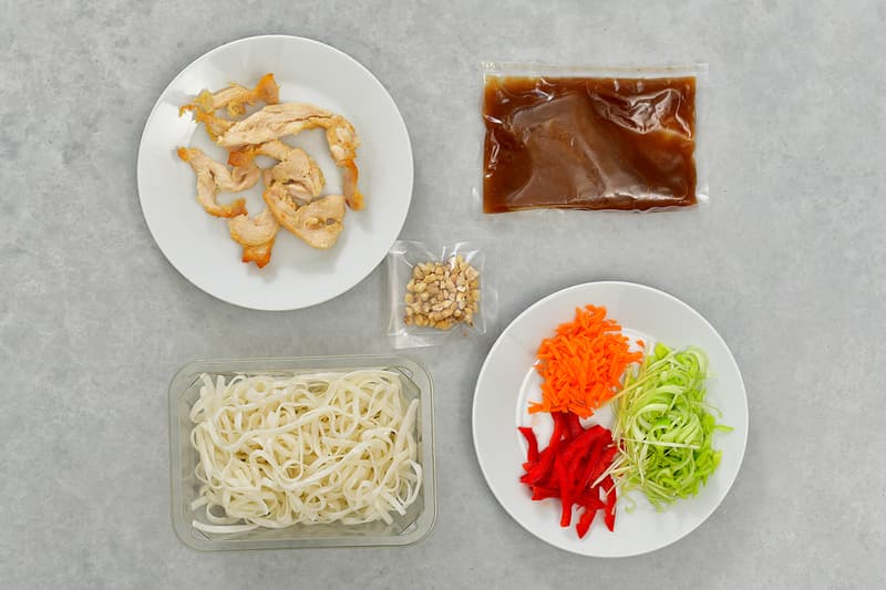 Pad thai noodles with chicken and fresh vegetables (set for preparing ready meals)