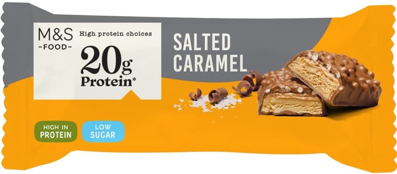 Marks & Spencer Proteinová tyčinka s příchutí slaného karamelu máčená v mléčné čokoládě s přidaným sladidlem