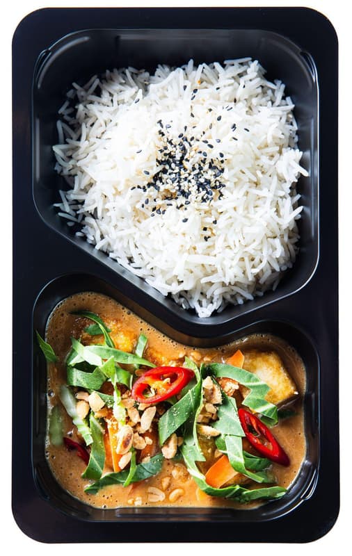 Smažené tofu s arašídovou omáčkou a basmati rýží ze Spojky Karlín