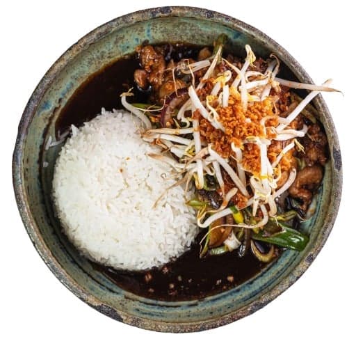 Kung Pao kuřecí se zeleninou, arašídy a rýží z Katchi