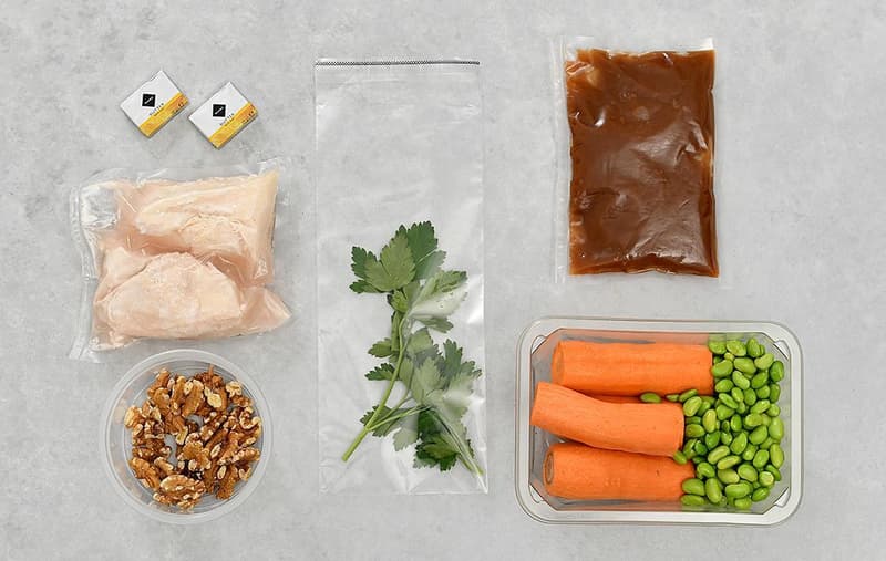 Glazovaná kuřecí prsa s bbq omáčkou s ořechy, karamelizovaná karotka a fazolky edamame (set k přípravě hotového jídla)