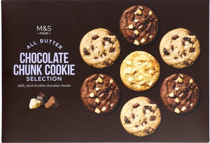 Marks & Spencer Kolekce máslových sušenek s kousky hořké, bílé a mléčné čokolády