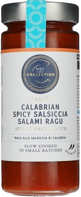 Marks & Spencer Rajčatová omáčka s kousky vepřové klobásy a s červeným vínem