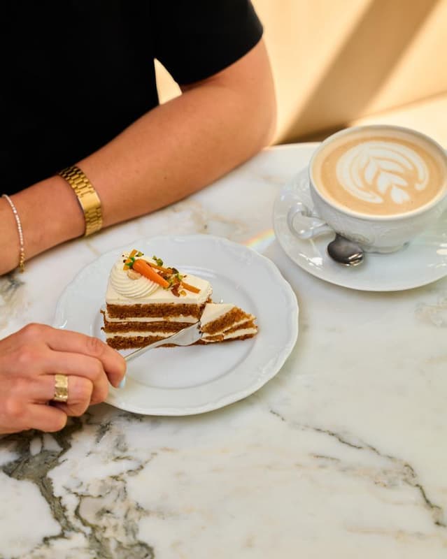 Cukrárna Myšák Mrkvový dort (porce)