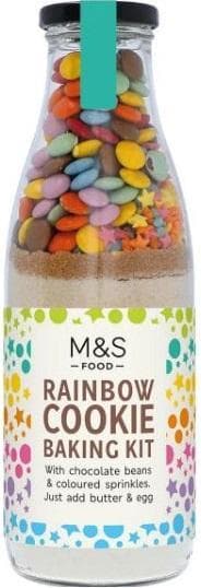 Marks & Spencer Směs na sušenky s čokoládovým dražé a barevným cukrářským zdobením
