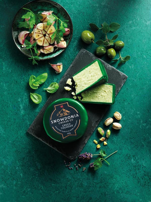 Snowdonia Cheddar Green Thunder sýr s pečeným česnekem a bylinkami