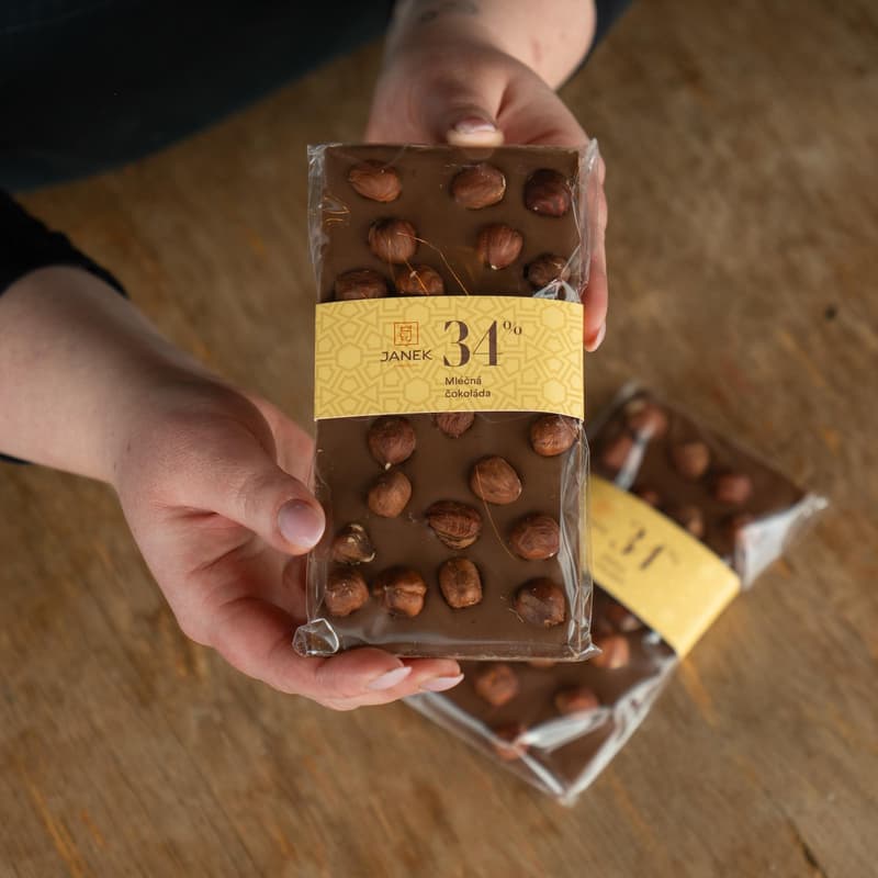 Čokoládovna Janek Milk chocolate with hazelnuts