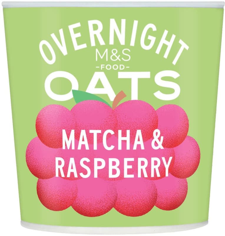 Marks & Spencer Ovesné vločky s kousky mrazem sušených jablek a malin a zeleným čajem matcha v prášku pro přípravu kaše přes noc