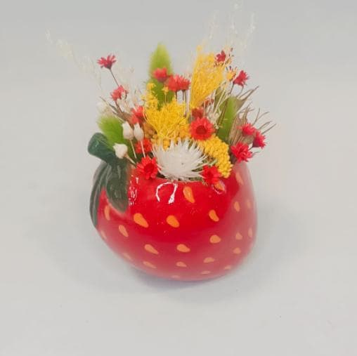Long-lasting decoration in a ceramic strawberry