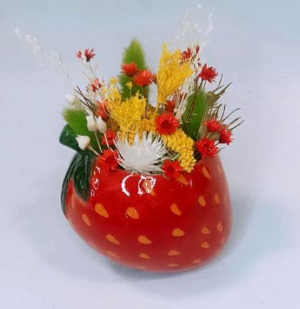 Long-lasting decoration in a ceramic strawberry