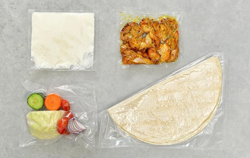 Kuřecí gyros s česnekovým dipem, zelným salátem s karotkou a tortillou (set k přípravě hotového jídla)