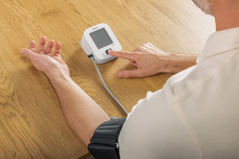 Tonometr digi.OMRON M2+ AC pažní+zdroj