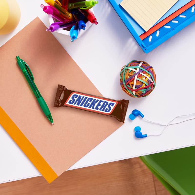 Snickers Mléčná čokoládová tyčinka plněná nugátem, karamelem a praženými arašídy